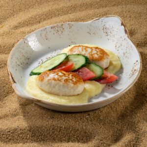 Котлетки из индейки с пюре и овощами
